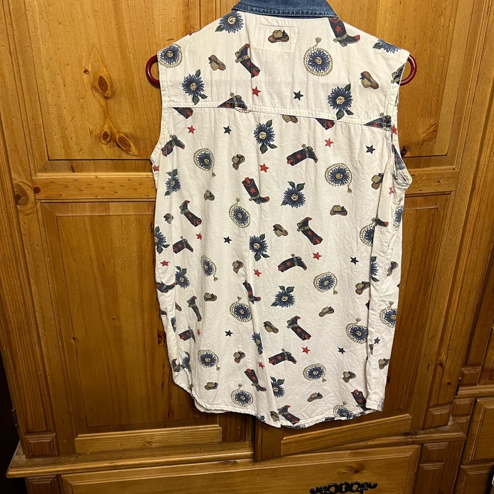 Womens Carolina Colours sleeveless western style shirt features cowboy designs! - Picture 3 of 4